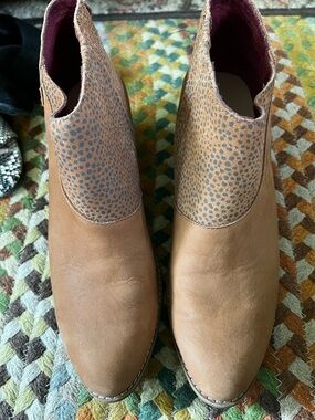 TOMS Tan Leather Ankle Boots with Speckled Collar